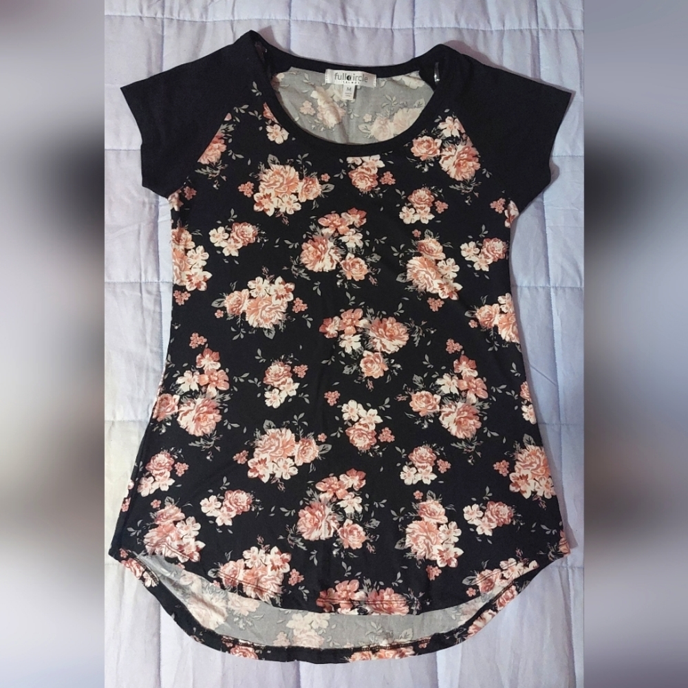 NWOT FULL CIRCLE TRENDS FLORAL TEE